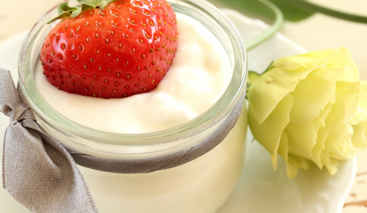 Dylemat konsumencki: jogurty to zdrowa przekąska czy cukrowy deser? Naukowcy z Wielkiej Brytanii odsłaniają prawdę